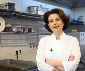 Mutfak Şefi Aylin Yazıcıoğlu mesleğinin zor ve keyifli yanlarını sizin için anlatıyor. @aylinyazicioglu #egitim #mutfak  https://www.buneis.com/hikaye/116/Aylin-Yazicioglu.html