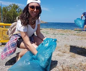 Ege Üniversitesi öğrencileri sahil temizliğinde